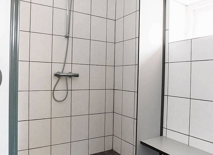 Moderne Kueche in einem Ferienhaus in Meeden, Groningen, mit grossen Arbeitsflaechen.