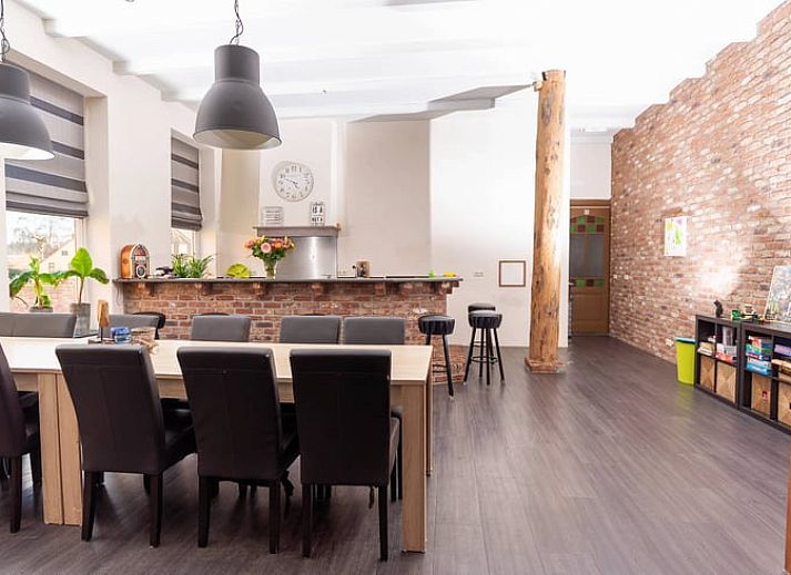 Stauraum voller Spiele im Ferienhaus in Meeden, nordoestlich von Groningen.