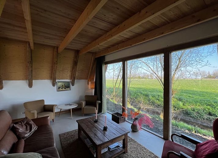 Vakantiehuisje in Tinallinge, Noordoost Groningen, omgeven door groene weiden en grazende koeien.