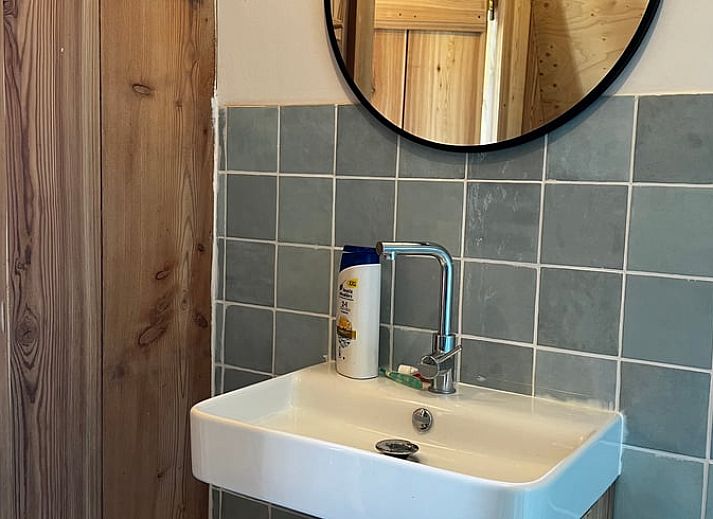 Charmant vakantiehuisje in Tinallinge, Groningen, met houten gevel en rustieke uitstraling.