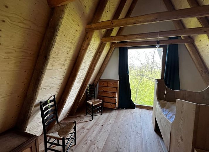 Charmant vakantiehuisje in Tinallinge, Groningen, met houten gevel en rustieke uitstraling.