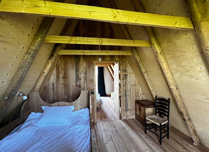 Charmant vakantiehuisje in Tinallinge, Groningen, met houten gevel en rustieke uitstraling.