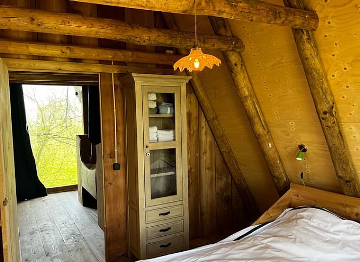 Gezellige woonkamer in Vakantiehuisje in Tinallinge met uitzicht op groene velden.