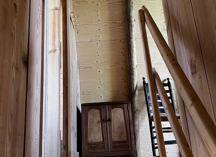 Gezellige woonkamer in Vakantiehuisje in Tinallinge met uitzicht op groene velden.