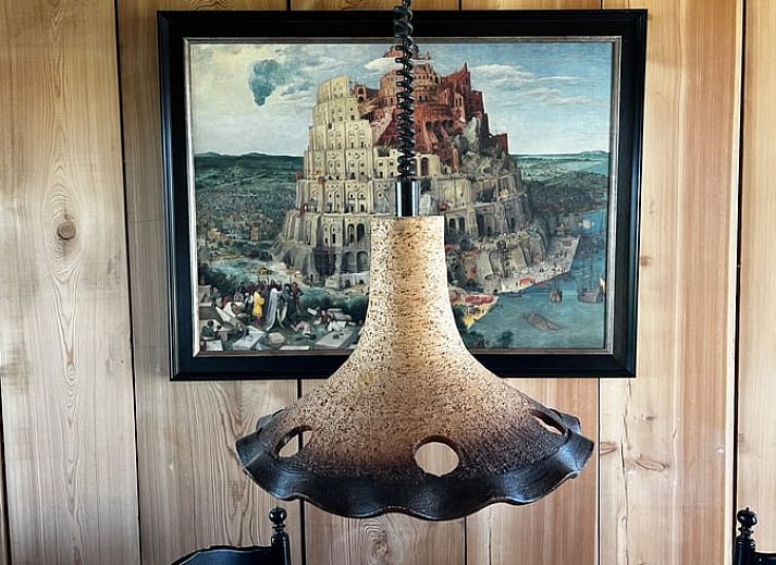 Gezellige woonkamer in Vakantiehuisje in Tinallinge met uitzicht op groene velden.