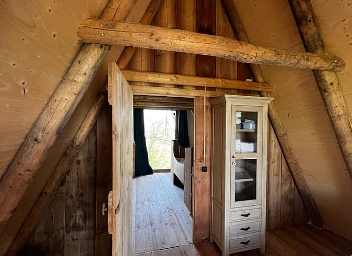 Gezellige woonkamer in Vakantiehuisje in Tinallinge met uitzicht op groene velden.