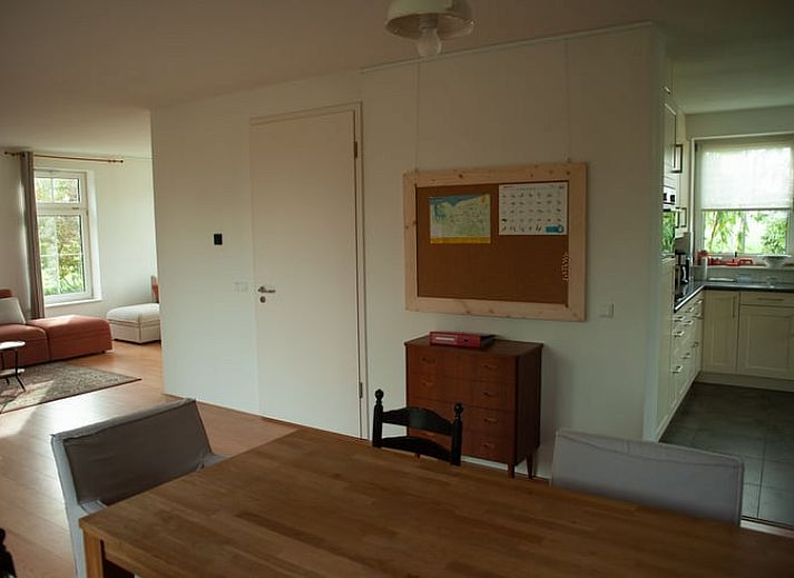 Cottage in Kloosterburen, Ferienhaus in Groningen mit weitem Feld und blauem Himmel.