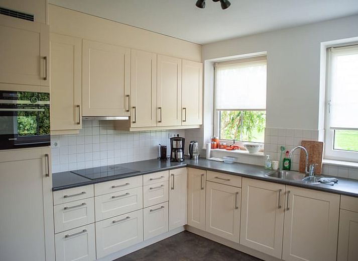 Cottage in Kloosterburen, Ferienhaus in Groningen mit weitem Feld und blauem Himmel.