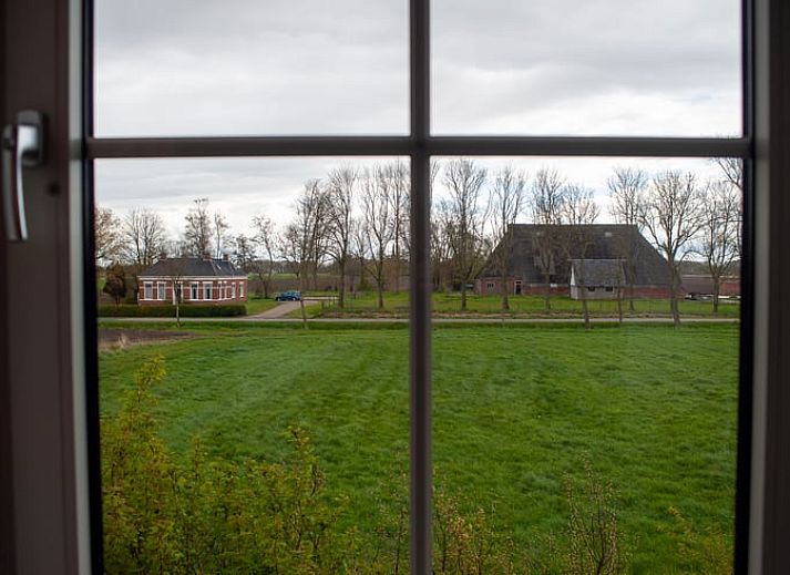 Esszimmer von Cottage in Kloosterburen, Ferienhaus in Groningen mit Holztisch und Stuehlen.