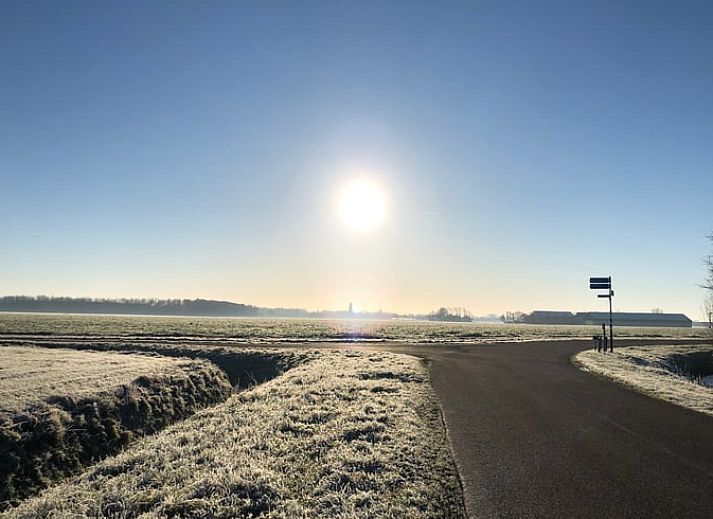 Geraeumiges Wohnzimmer des Huisje in Kloosterburen, Ferienhaus in Groningen mit Sitzecke.