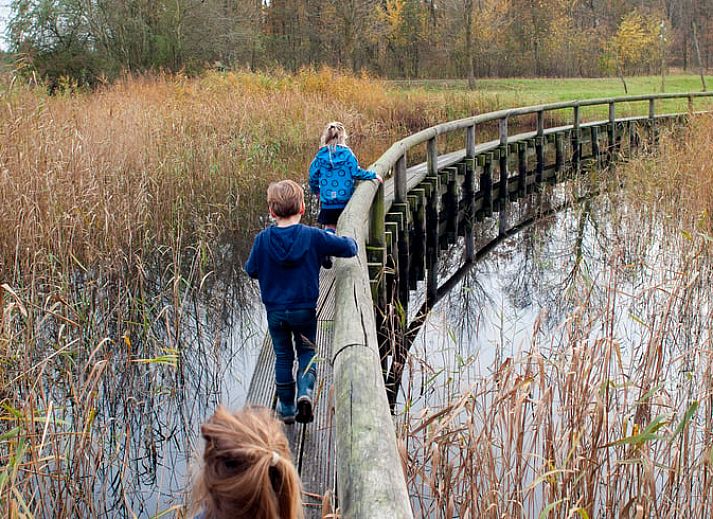 Geraeumiges Wohnzimmer des Huisje in Kloosterburen, Ferienhaus in Groningen mit Sitzecke.