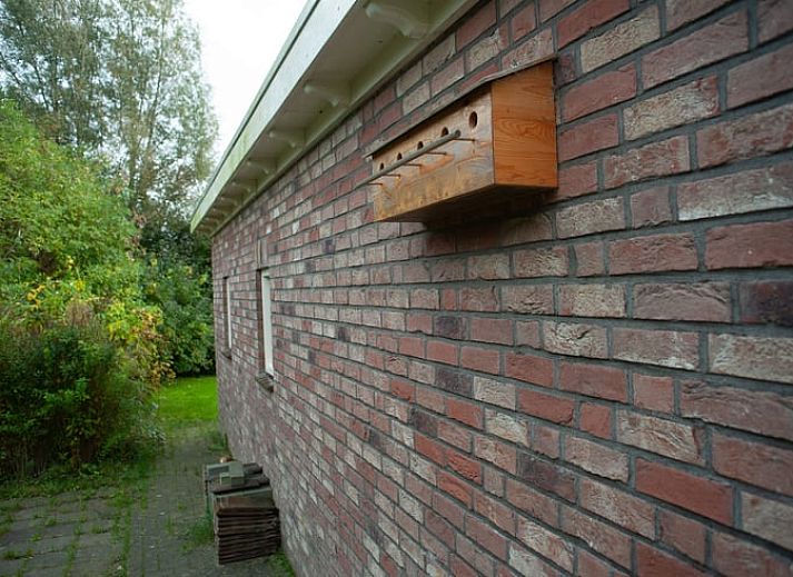 Geraeumiges Wohnzimmer des Huisje in Kloosterburen, Ferienhaus in Groningen mit Sitzecke.