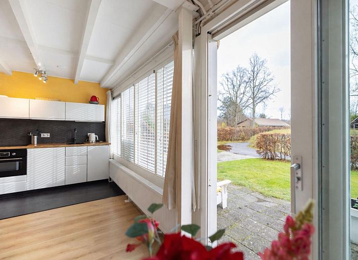 Pronkjewail Ferienhaus in Lauwersoog, Nordwest Groningen mit sonniger Terrasse und gruenem Garten.