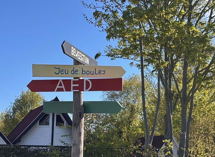 Gemuetlicher Kamin im Ferienhaus Pronkjewail, ideal fuer gemuetliche Abende in Lauwersoog, Groningen.