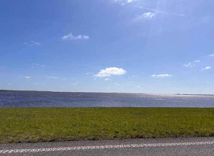 Gemuetlicher Kamin im Ferienhaus Pronkjewail, ideal fuer gemuetliche Abende in Lauwersoog, Groningen.