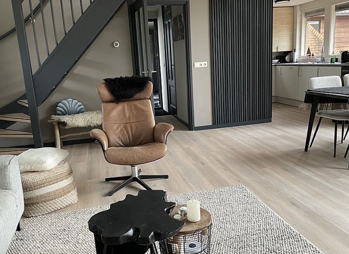 Luchtfoto van Robbenoort 127, 'Lauwie' vakantiehuis in Lauwersoog, Groningen, met zonnepanelen en groene omgeving.