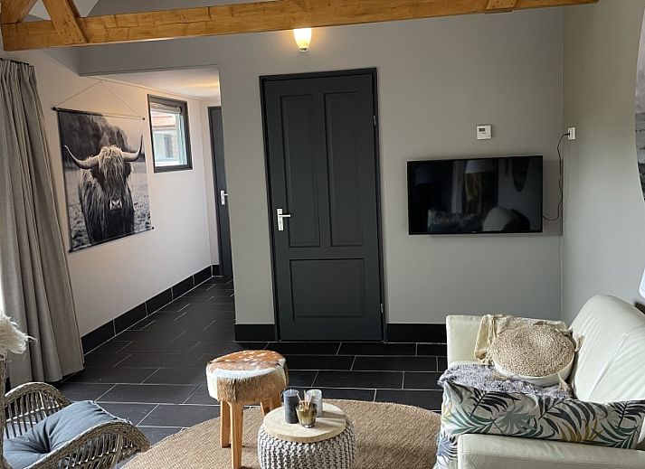 Luchtfoto van Robbenoort 127, 'Lauwie' vakantiehuis in Lauwersoog, Groningen, met zonnepanelen en groene omgeving.