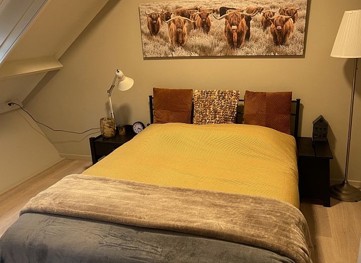 Zonnig terras bij Robbenoort 127, 'Lauwie' vakantiehuis in Lauwersoog, Groningen, ideaal voor ontspanning in de natuur.