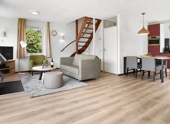 Vooraanzicht van Natuurdorp Suyderoogh 4-persoons bungalow 4C in Lauwersoog, omgeven door groene natuur.