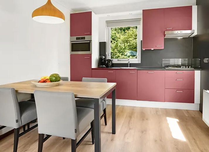 Vooraanzicht van Natuurdorp Suyderoogh 4-persoons bungalow 4C in Lauwersoog, omgeven door groene natuur.
