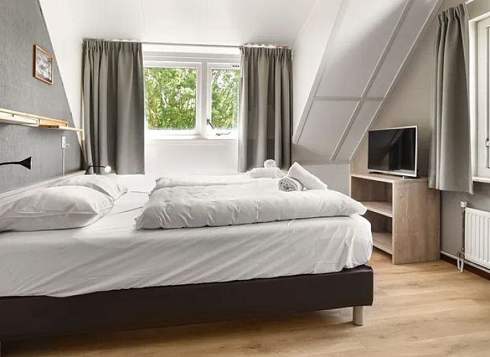 Ruime woonkamer van Natuurdorp Suyderoogh bungalow in Lauwersoog met moderne inrichting en open keuken.