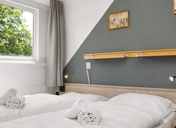 Gezellige zithoek met open haard in Natuurdorp Suyderoogh bungalow in Lauwersoog, ideaal voor ontspanning.