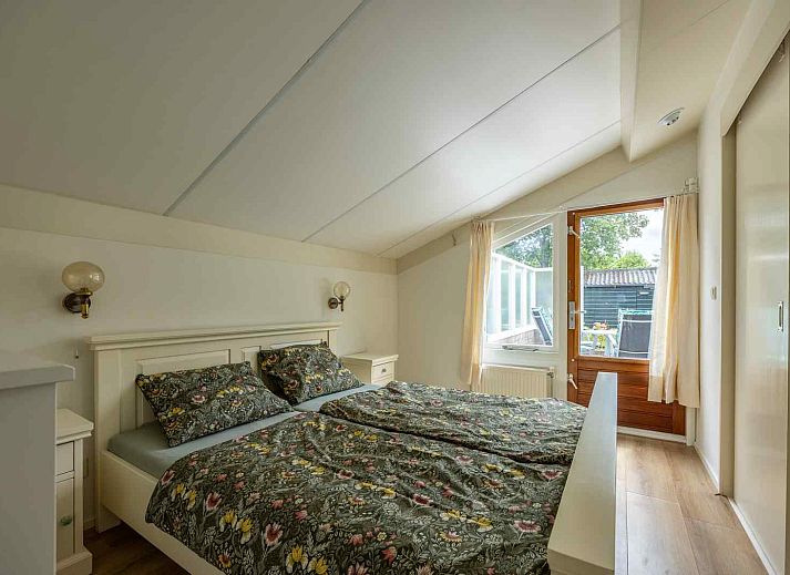 Gezellige woonkamer van GR032 vakantiehuis in Lauwersoog, Groningen met uitzicht op de tuin.