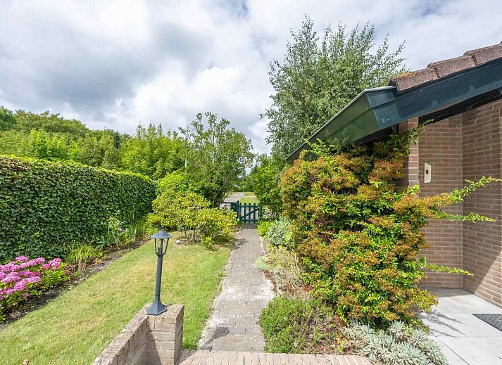 Gezellige woonkamer van GR032 vakantiehuis in Lauwersoog, Groningen met uitzicht op de tuin.