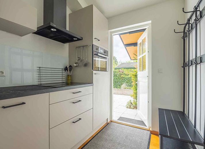 Stijlvolle keuken in GR032 vakantiehuis, Lauwersoog, met moderne apparatuur.