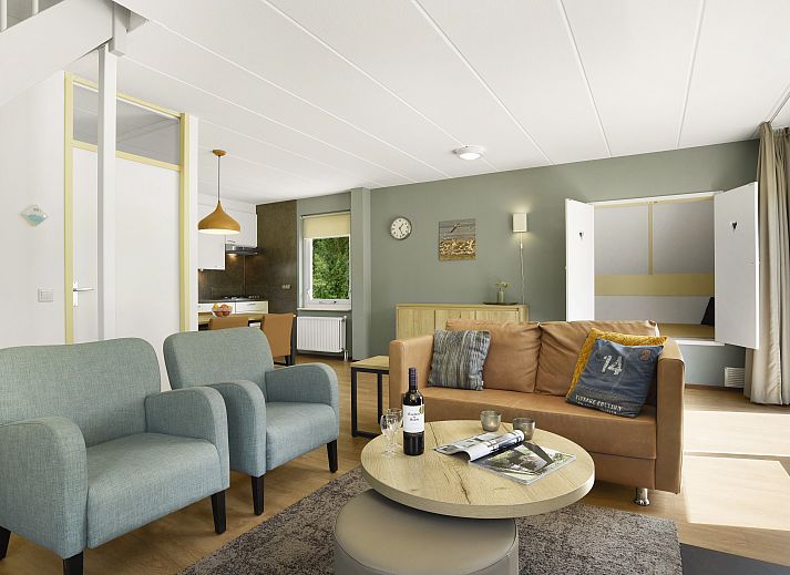 Front view of Natuurdorp Suyderoogh 4-person bungalow in Lauwersoog, Groningen, surrounded by greenery.