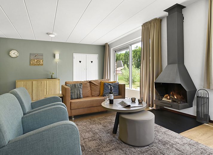 Front view of Natuurdorp Suyderoogh 4-person bungalow in Lauwersoog, Groningen, surrounded by greenery.