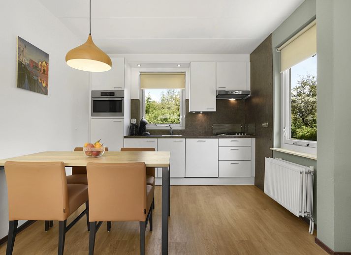 Cozy living room in Natuurdorp Suyderoogh bungalow, Lauwersoog, with comfortable seating area.