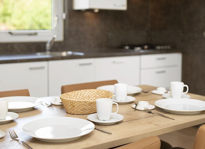 Cozy living room in Natuurdorp Suyderoogh bungalow, Lauwersoog, with comfortable seating area.