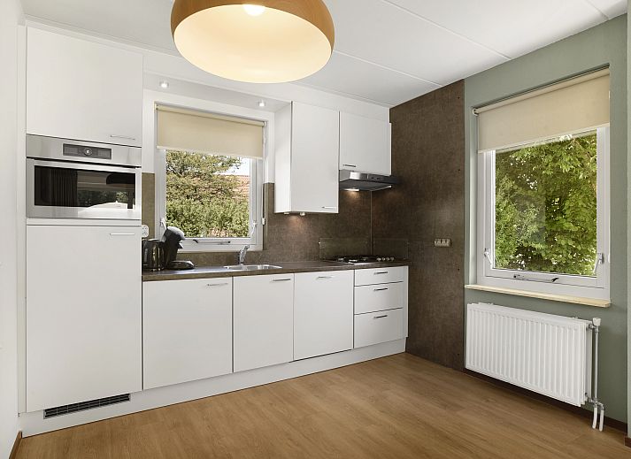 Cozy living room in Natuurdorp Suyderoogh bungalow, Lauwersoog, with comfortable seating area.