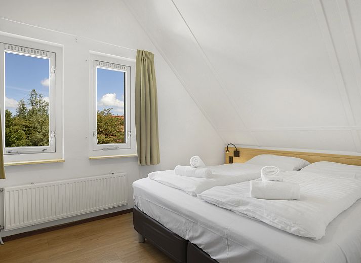 Cozy living room in Natuurdorp Suyderoogh bungalow, Lauwersoog, with comfortable seating area.