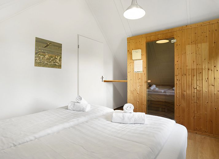 Cozy living room in Natuurdorp Suyderoogh bungalow, Lauwersoog, with comfortable seating area.