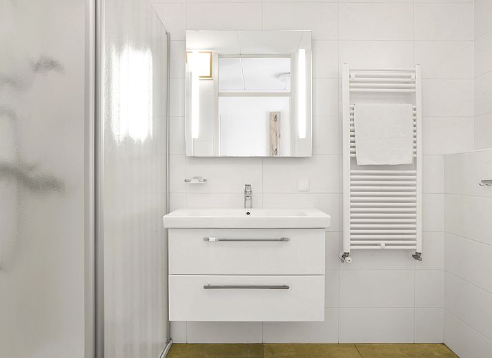 Stylish living room with fireplace in Natuurdorp Suyderoogh 4-bed bungalow, Lauwersoog.