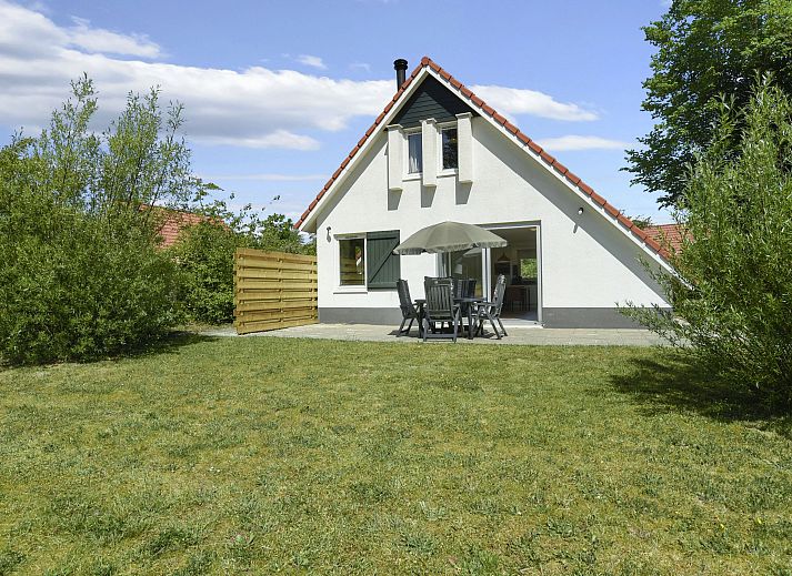 Modern kitchen with dining area in Natuurdorp Suyderoogh bungalow, Lauwersoog, Groningen.