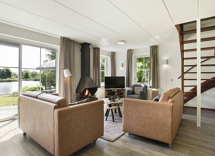 Vooraanzicht van Natuurdorp Suyderoogh 6-persoons bungalow in Lauwersoog, omgeven door groene natuur.