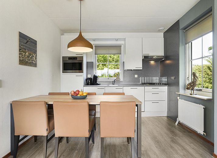 Gezellige woonkamer met open haard in Natuurdorp Suyderoogh bungalow, Lauwersoog, Groningen.