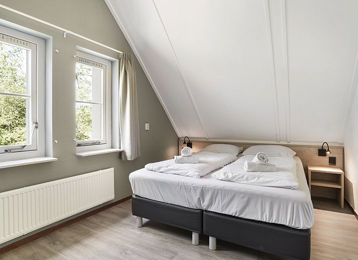 Gezellige woonkamer met open haard in Natuurdorp Suyderoogh bungalow, Lauwersoog, Groningen.