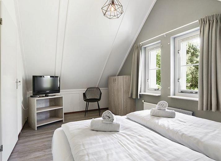 Gezellige woonkamer met open haard in Natuurdorp Suyderoogh bungalow, Lauwersoog, Groningen.