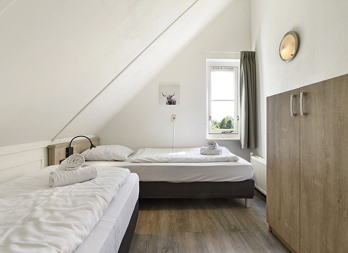 Knusse zithoek met haard in 6-persoons bungalow van Natuurdorp Suyderoogh, Lauwersoog.