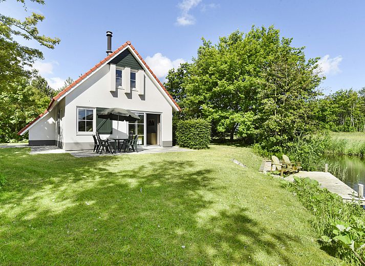 Knusse zithoek met haard in 6-persoons bungalow van Natuurdorp Suyderoogh, Lauwersoog.