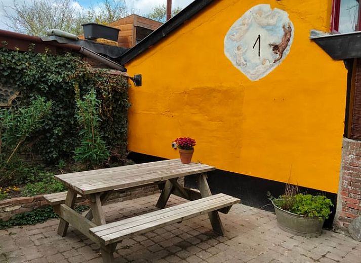 Gezellig verlicht Vakantiehuisje in Vierhuizen bij nacht, gelegen in de rust van Noordwest Groningen.