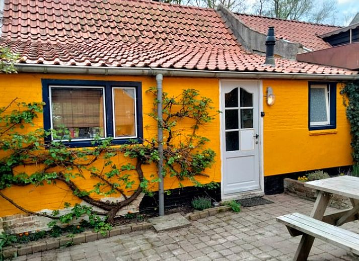 Gezellig verlicht Vakantiehuisje in Vierhuizen bij nacht, gelegen in de rust van Noordwest Groningen.