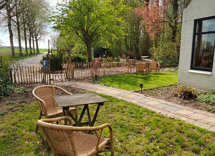 Gezellig verlicht Vakantiehuisje in Vierhuizen bij nacht, gelegen in de rust van Noordwest Groningen.