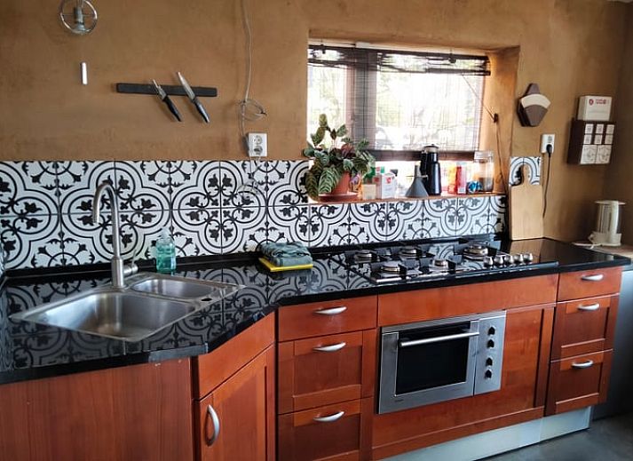 Gezellig verlicht Vakantiehuisje in Vierhuizen bij nacht, gelegen in de rust van Noordwest Groningen.