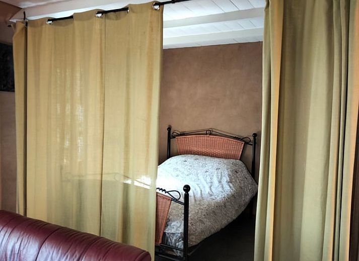 Uitzicht vanuit de slaapkamer van Vakantiehuisje in Vierhuizen, met groene bomen en landelijke weg.