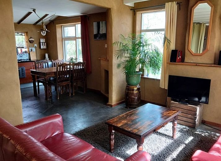 Uitzicht vanuit de slaapkamer van Vakantiehuisje in Vierhuizen, met groene bomen en landelijke weg.